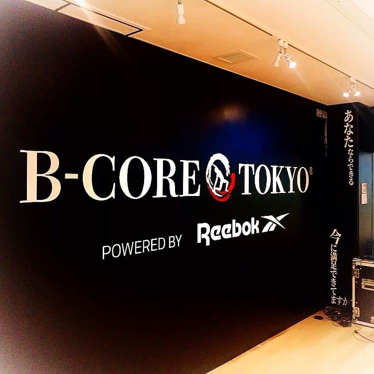 のインスタグラム：「💪 . . 昨日は自分自身のブラッシュアップと、同期でもあるマイちゃんの#リズムシェイプ のトレーナーデビューの応援に♡  今年初美コアスタジオ😊  今回はトレーナーではなく、生徒として参加😍  美コアトレーナーとして、しっかりマイちゃんの色で60分間走り抜けてました😆✨  実際のレッスンでは、60分間の構成や流れなどを完璧に落とし込んでいく養成の頃とはまた違って、  プラスアルファで、参加してくださったお客様に満足していただくには？という部分も問われる中  日頃はヨガのインストラクターでもあるマイちゃんのレッスンから学べたこともたくさんあったので、しっかり自分にも落とし込んでいかなくてはね🙂  @bcore_official  . . #美コア #美コアトレーナー #ブラッシュアップ #リズムシェイプ #美コアスタジオ #麻布十番 #トレーニング #training #ダイエット #diet #身体作り」