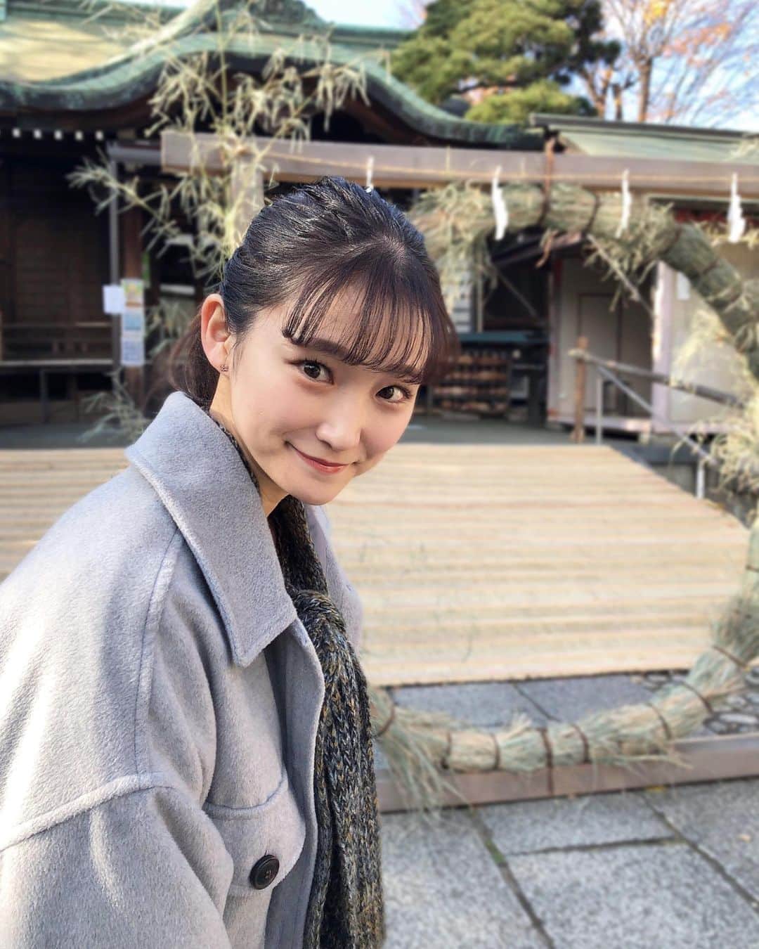 加藤早和子のインスタグラム：「❤︎ 年末の話になってしまいますが、、 小岩神社で茅の輪くぐりをしてきました⛩  ◎茅の輪くぐりとは 年2回 6月30日の夏越の祓　12月31日の師走の祓 に行われる罪けがれを払う神事 本来は6月・12月にやるのが通常ですが、 旧暦で実施する神社もあるため、 2〜3月に設置しているところもあるそうです💭  ↑3月にある神社に行った際、 茅の輪が置かれていたので、何でだろう？と 思っていた謎が解けました😌  ◎茅の輪くぐりの起源 約1200前平安時代、大宝律令の後から始まったと 言われている… 宮中や祭り事の中で 行われていたそうです😲  "茅の輪"そのもの川に生えているヨシを干して 茅の輪にしていて、毎回作り替えているそうです。 これは日本人の考えの根本で、罪穢れを祓って、 また新たにというところから来ているのだろうと 宮司さんに教えて頂きました📝  2020年の罪穢れは清められたので、 2021年は心を新たに駆け抜けたいと思います🏃‍♂️💨  . . #神社 #茅の輪くぐり #茅の輪 #ミス日本 #ミス日本コンテスト #ミス日本コンテスト2021 #青山学院大学」