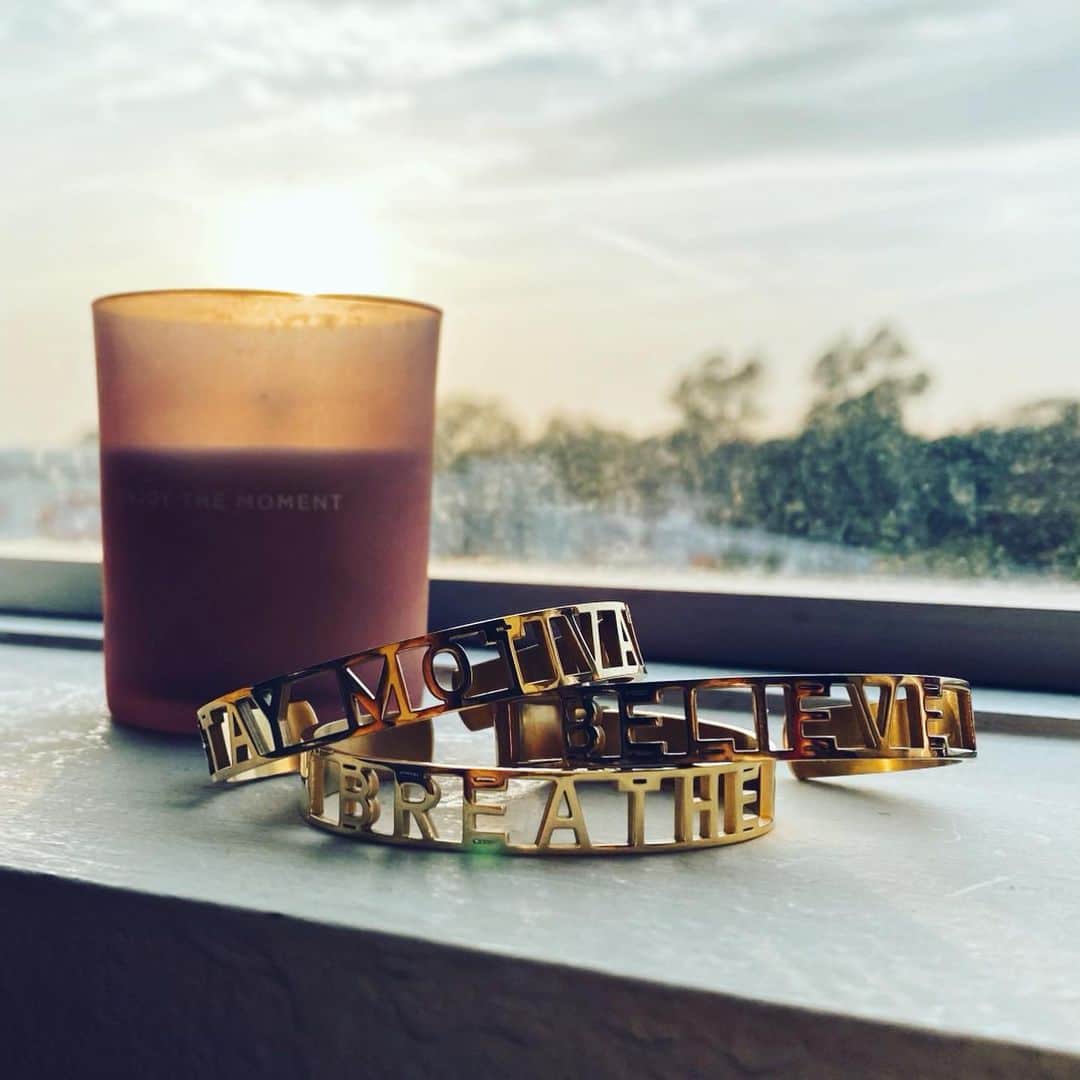モニーク・コールマンのインスタグラム：「I’m SO excited about  my #staymotivated collaboration with @mantraband 💫🙌🏾 . I honestly can’t describe the feeling of seeing my words on the packaging of one of my absolute favorite brands! Let this be a reminder that even in the midst of chaos and darkness we’re still meant to shine brightly ✨ #staymotivated #liveinspired  . . Order yours now at mantraband.com」