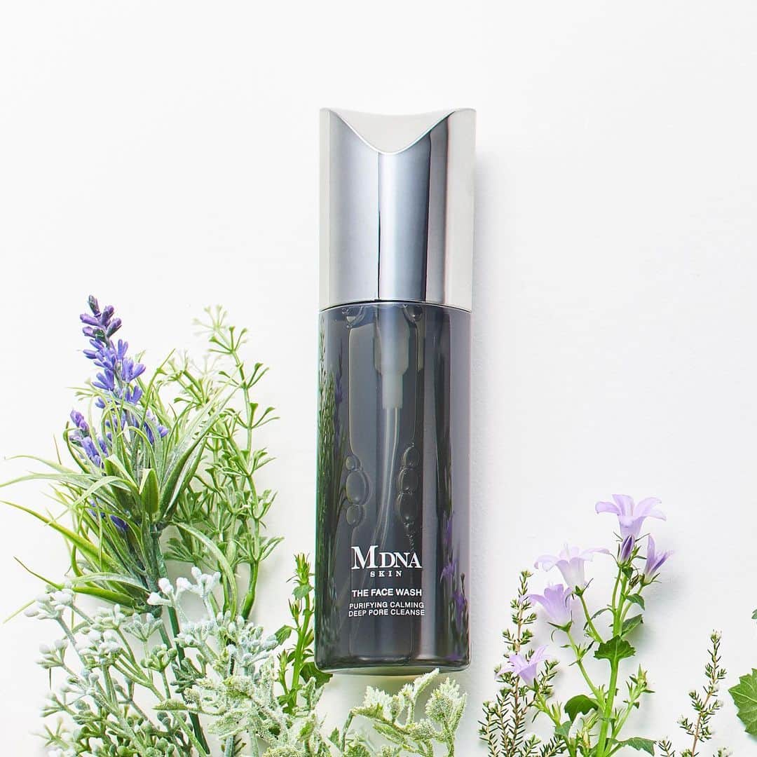 MDNA SKINのインスタグラム：「浄めて誘う、まっさらな純度の高い肌。 #ザフェイスウォッシュ  素早く肌にのび広がる、なめらかで厚みのあるテクスチャーで、洗うたびに、肌が喜ぶ体験を。  汚れや皮脂、不要な角質をくまなく浮かし出し、 ピュアな素肌に導きます。  #MDNASKIN #Madonna #skincare #skincareluxury #beautycare #facecare #エムディーエヌエースキン #スキンケア #マドンナ #フェイスケア #美肌ケア #洗顔料 #クレンジング#肌悩み#美容#ハリ#輝き#クリスマス#プレゼント#クリスマスプレゼント」