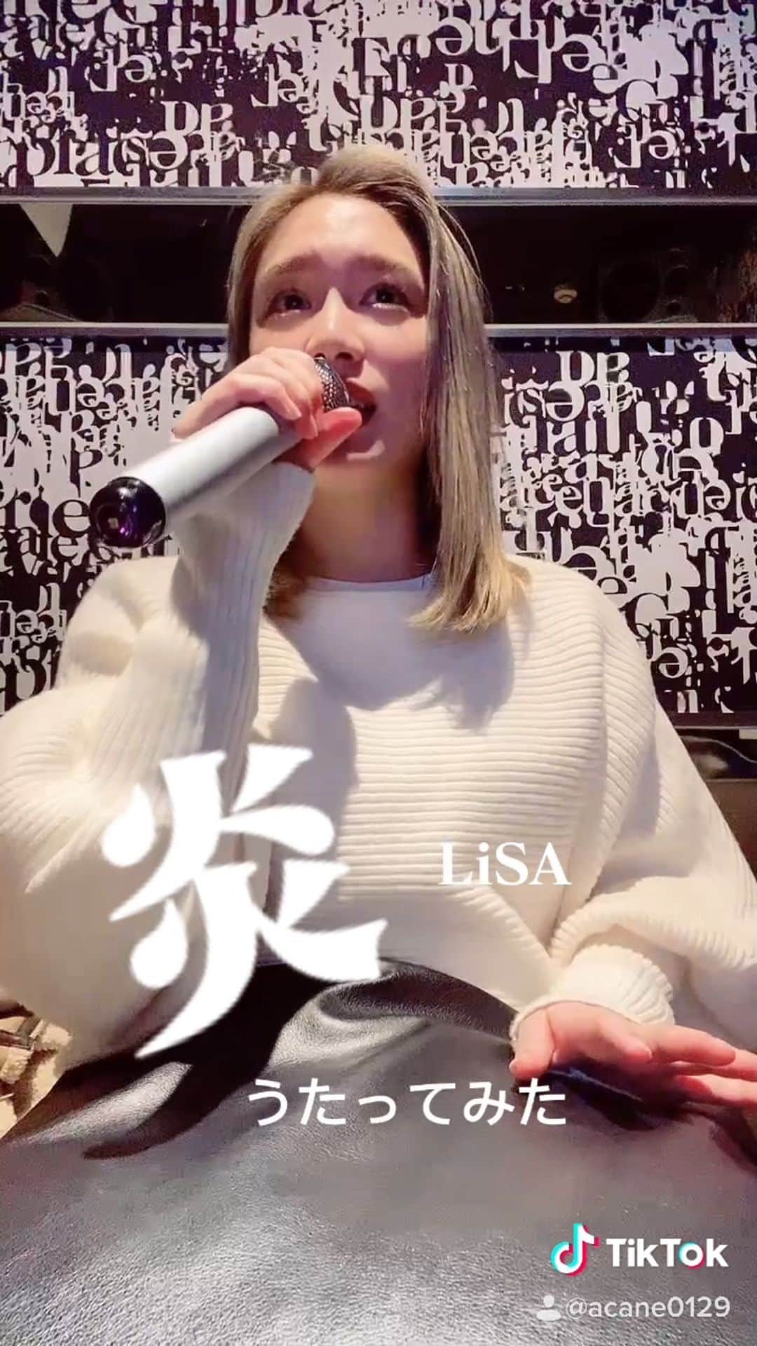 acaneのインスタグラム：「右の袖が破けとるの、みんな気付きませんように。 #炎 #ほむら #lisa」