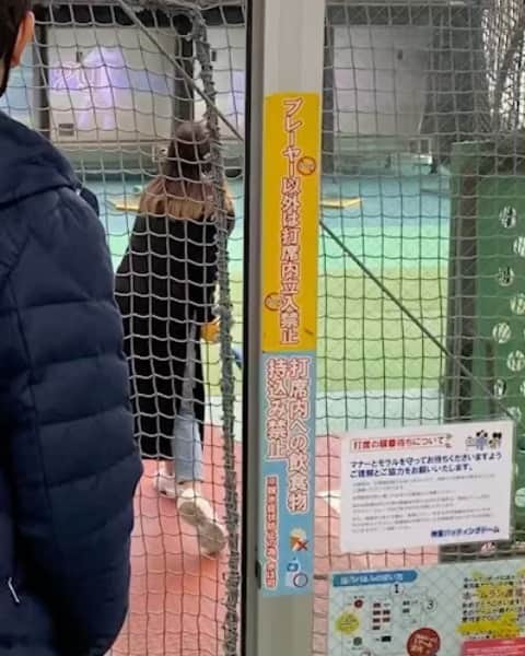 岩隈久志のインスタグラム：「ずっと家にいて外の写真がないので、昨年出た深イイ話のロケで放送されなかった嫁さんのバッティングとピッチングを載せます。笑﻿ ﻿ 野球経験もなく、普段何もやっていないのですが、野球選手の娘だからなのか、いきなりやらせてもまぁまぁできます！﻿ ﻿ #mywife」