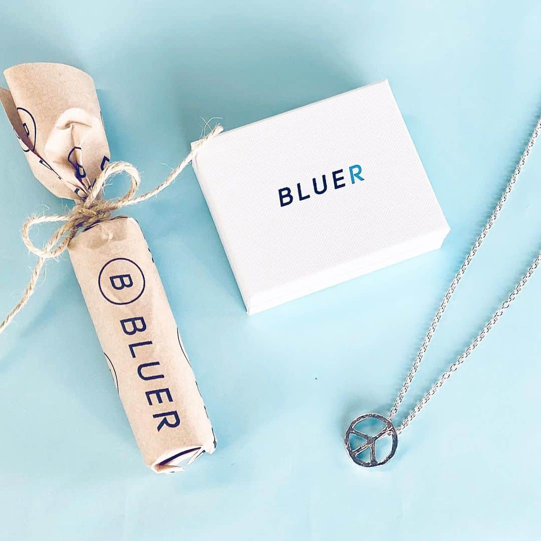 BLUER®︎ -ブルーアーのインスタグラム：「リッチで純度の高い95.8%シルバージュエリー。オーダーメイドにて職人がお作りしお届けします。 本年も受付開始せました。平和にすごせますように🙏🏻  🌱BLUER Jewelry ✔︎958 BIG ［PEACE］ ※mini 有 ※無料ラッピングしております。プレゼントにもぜひどうぞ♥️  ﻿ 🌈BLUERオンラインSHOP﻿ @bluer.tokyo URLからリンク﻿ 🔗 http://www.bluer.tokyo﻿ ﻿ #bluerco﻿ #teambluer﻿ #iconjewelry ﻿ #自然﻿ #surf﻿ #ピース﻿ #サーフボード #贈り物 #プレゼント #お守り」