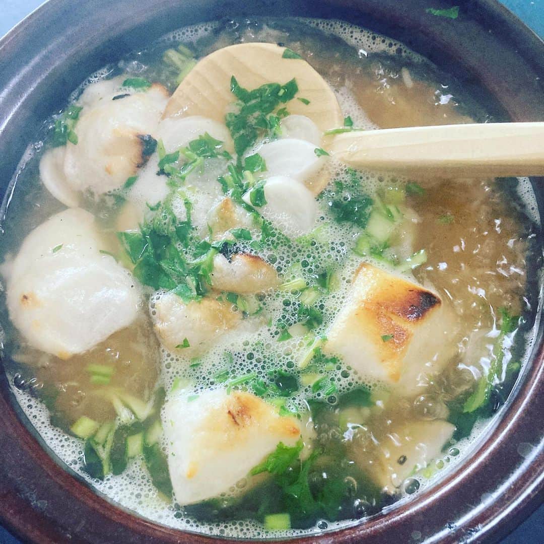 井上荒野のインスタグラム：「七草ですね。焼き餅入りの雑炊。」