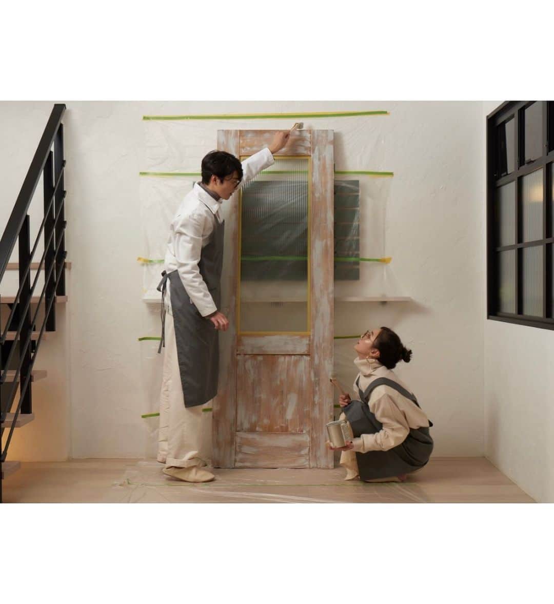 鈴木友菜さんのインスタグラム写真 - (鈴木友菜Instagram)「Panasonicの塗れる室内ドア「CRAFT LABEL」のドアカラーに合わせたコーディネートを披露する #ドアコレ に出演しました！  初めてドアを塗ったので難しかったけど、力加減で雰囲気もすごく変わるし細かく自分の理想に近づけられてとっても楽しかったです！ 世界に１つのドア🚪 おうち時間が長い今、愛情たっぷり注げるものに囲まれて暮らしたいですよね🏡 #ドアコレ #ドアはファッション #CRAFTLABEL #クラフトレーベル #pr」1月7日 13時25分 - yuuna_suzuki