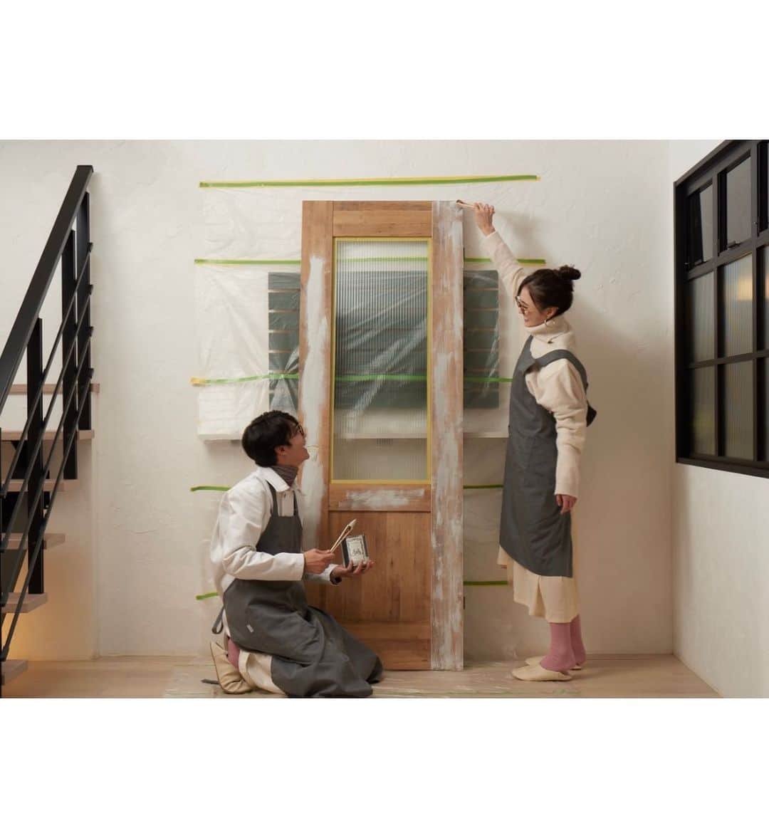 鈴木友菜さんのインスタグラム写真 - (鈴木友菜Instagram)「Panasonicの塗れる室内ドア「CRAFT LABEL」のドアカラーに合わせたコーディネートを披露する #ドアコレ に出演しました！  初めてドアを塗ったので難しかったけど、力加減で雰囲気もすごく変わるし細かく自分の理想に近づけられてとっても楽しかったです！ 世界に１つのドア🚪 おうち時間が長い今、愛情たっぷり注げるものに囲まれて暮らしたいですよね🏡 #ドアコレ #ドアはファッション #CRAFTLABEL #クラフトレーベル #pr」1月7日 13時25分 - yuuna_suzuki