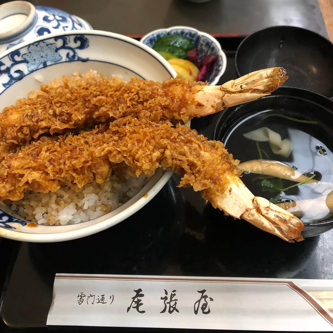 いとうせいこうのインスタグラム：「谷根千の家を出て湯島で胃カメラを呑み、浅草ネオ薬局さんへ。渡し損ねていた物を届けたら、逆にたくさん栄養剤をいただく。下町の親切さ！　コーヒー飲んで時間をつぶし、久々に尾張屋さん。いつもは変わり蕎麦とざる、かしわせいろ、天せいろのどれかだが今日はどうしても天丼が食いたくて。」