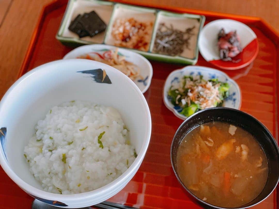 英玲奈のインスタグラム：「#七草粥 @bio_c_bon_japon  で購入した、 #有機七草　で。  抱っこ大好きで、寝てもベッドにおいたら泣いてしまった娘。 家事や自分の食事がうまくいったら奇跡って感じだったんだけど、 1ヶ月半くらいから、夜は3時間くらいはまとめて寝てくれたり、 少しずつご機嫌な時間が増えてきて、 キッチンに立てる時間も出来てきました！ 今日は猛ダッシュでなんとか七草粥を作れた！ と言ってもお粥は炊飯器さんに炊いていただきました、、、 来年はまた土鍋でゆっくり炊きたいな。 #無病息災 娘にも母乳で届けー！ #生後1ヶ月  #女の子ベビー #女の子ママ  #ていねいな暮らし #季節を感じる暮らし#からだにいいこと#料理 #からだにやさしいごはん #おうちごはん#夫の健康守りたい#10年後の健康の為に#無添加#無化調#オーガニック#低gi #美腸活#趣味生活#料理家#erenakitchen」