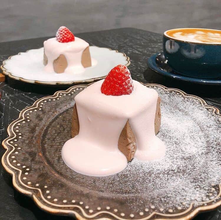 Beaustagrammerさんのインスタグラム写真 - (BeaustagrammerInstagram)「［#cafemiru_福岡］﻿ ——————————————————————﻿ 幸せなひととき作りのお手伝い🌼「Rametto coffee room」﻿ ﻿ チョコレートをカスタード生地に練り込んだプリンとのこと😳💡とろっとストロベリークリームとともにお楽しみください😊💕﻿ ﻿ ☑アポロプリン🍓﻿ ☑カフェラテ☕️﻿ ※販売状況は事前にお店へご確認ください。﻿ ﻿ 📍Rametto coffee room﻿ ⚪︎住所 / 福岡県福岡市南区井尻4-2-37﻿ ⚪︎営業時間 / 【月・水〜日】9:00〜21:00(LO.20:00)﻿ ※現在は営業時間が異なる場合がございますので、事前にご確認ください。﻿ ⚪︎定休日 / 火﻿ ⚪︎アクセス / 井尻駅より徒歩4分﻿ ﻿ 【#cafemiru_Fukuoka】﻿ 📍Rametto coffee room﻿ ◎Open Hours / 【MON&WED-SUN】9:00〜21:00(LO.20:00)﻿ ◎closest station /「Iziri」﻿ ﻿ ☕️ @rametto_2020﻿ 📷 @iziz.min﻿ ———————————————————﻿ Cafemiruでは「#インスタ探検隊」or「#cafemiru」をタグ付けしているカフェ写真から、運営スタッフが厳選してご紹介しています👀🔍」1月7日 13時32分 - cafemiru.jp