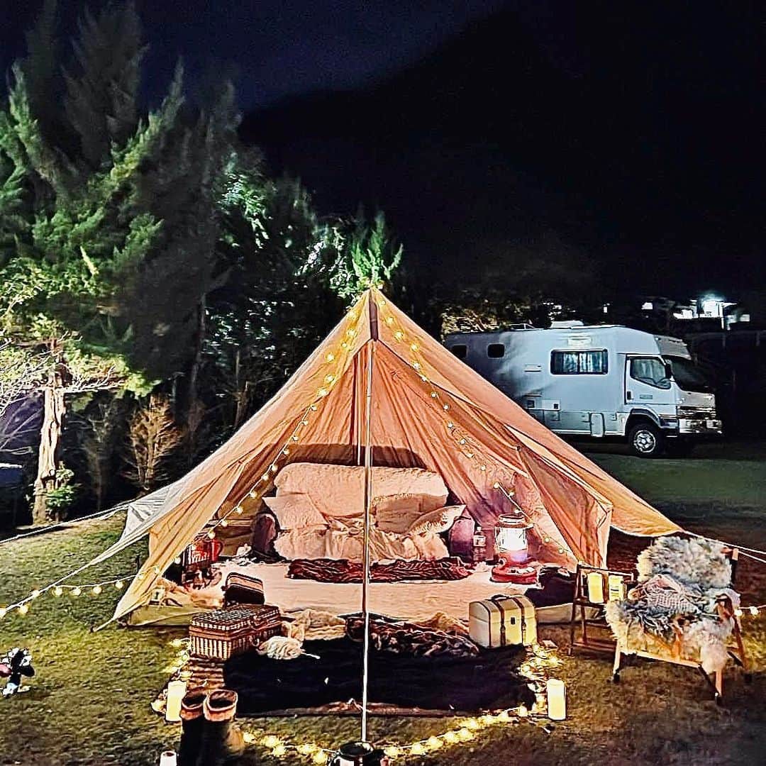 チアコマのインスタグラム：「年越しキャンプ🏕﻿ ﻿ 元旦にミンチャン入院して、﻿ 新しく買ったテントが燃えて﻿ 穴空いて使えなくなったので、﻿ 家で結構泣いてしまったけど、﻿ みんちゃんが亡くなってからは﻿ テントに穴空いたとかホンマにどうでも良くなった！！﻿ ﻿ お金で解決できることは大丈夫や！﻿ また買えばいい❤︎！﻿ そして学んだこともたくさんあるから 次は燃やさないようにする❤︎😂笑 ﻿ そして、このキャンプの日、たまたま﻿ カニちゃんがサプライズで欲しかったテント購入してきたから、ティピーテントとベルテントをしばらく使うことにした♡﻿ 何かを失って何かをGETする時期なのかな！﻿ ﻿ それにしてもカニサマは守護天使かなんかな？﻿ みんちゃんの棺桶までDIYしてくれた😢﻿ コーナンで買ってきた木を切って釘打って﻿ めちゃかわいいやつ🏠﻿ 棺桶DIYとか斬新すぎるけどw﻿ でもほんまにお葬式は満足でした♡﻿ ﻿ ﻿ そしてこのテントはまた余裕ある時に買うっ❤️﻿ 今はちょっとまだ気持ちがぐらぐらやから﻿ 春くらいになったら﻿ またキャンプしたいな🏕﻿ ﻿ それから、いつか田舎の方で庭付きのお家に住んで﻿ 庭にみんちゃんの骨を返したいっていう﻿ 夢ができた♡﻿ やっぱワタシはみんちゃんしかダメやから﻿ また転生したミンチャンに﻿ 出会うまで頑張るんやぁぁ🐕❤️﻿ ﻿ アニマルリーディングのやり方と﻿ わんちゃんの病気、食べ物とかも﻿ もっと調べないといけないな！今後の課題！﻿ ﻿ その為には今頑張るしかないなぁ😂﻿ わかってはいるけど、、﻿ ﻿ 頑張るっ❤️﻿ ﻿ ﻿ #camp #camping #campinglife #キャンプ　#年越しキャンプ　#女子キャンパー　#オシャレキャンプ　#グランピング﻿ #徳島県　#四国　#四国旅行　#ペットロス﻿ #キャンプ女子」
