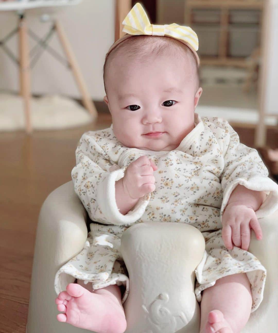 mariomi324のインスタグラム：「#バンボデビュー 👶🏻💕 ねえねはパズルに夢中👧🏻✨ ♡ ♡ ♡ ♡ #バンボ #3歳 #3歳2ヶ月 #0歳 #生後2ヶ月 #女の子ママ #姉妹ママ #kidsfashion #キッズコーデ #キッズファッション #今日のコーデ #ベビー用品 #ベビーグッズ #ベビー服 #petitmain #プティマイン #子供のいる暮らし #おうち時間 #赤ちゃんのいる生活 #赤ちゃんのいる暮らし #ootd #outfit #リビングインテリア #interiordesign #mamagirl #ママリ」