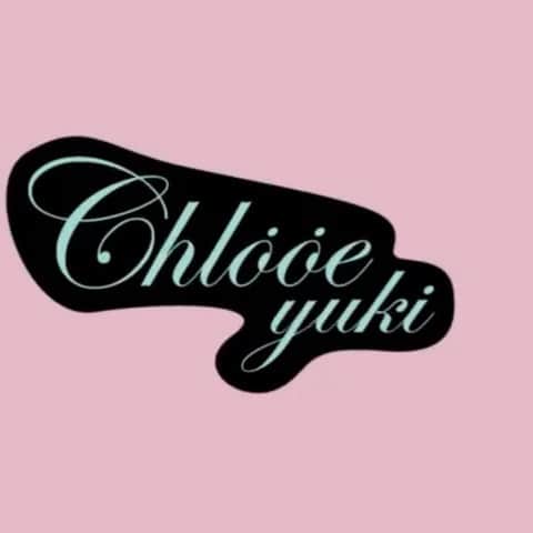 優希クロエのインスタグラム：「【優希クロエ FAN PROJECT produce by R4G】  私がデザインさせて頂いたアイテムが現在受注予約受付中です！ どのアイテムも男女問わず沢山の方に着ていただきたいと思いデザインさせて頂きました😊  私服に、ライブに、イベントに、 色んな場面で着て貰えたら嬉しいです🖤  受注予約受付中   https://bit.ly/3rywnbe  1/27 23:59まで」
