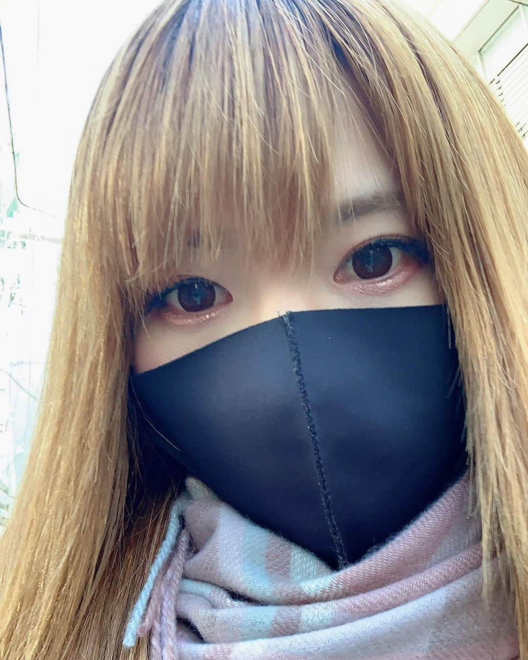 まゆりさんのインスタグラム写真 - (まゆりInstagram)「新しく買ったマフラーに黒マスク😷」1月7日 13時41分 - mayurio2525