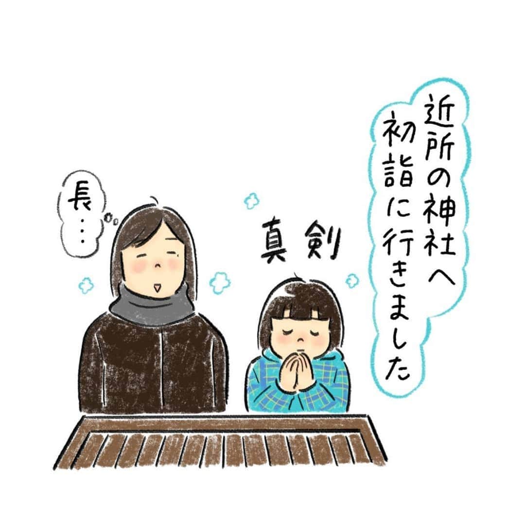こつばんのインスタグラム：「神社で長々とお話するしーちゃん笑 . わたしのヒザは 座ったり立ったり忙しかった日に ちょっと痛くなっただけです☺️ . (5枚目)お医者さんと看護師さん . (6枚目)数あるしーちゃんオリジナルのキャラクターの中でわたしが一番お気に入りの『どぐり　りんす』ちゃんがだっこ音頭を踊っています笑 (最後、手、取れてない？笑)」