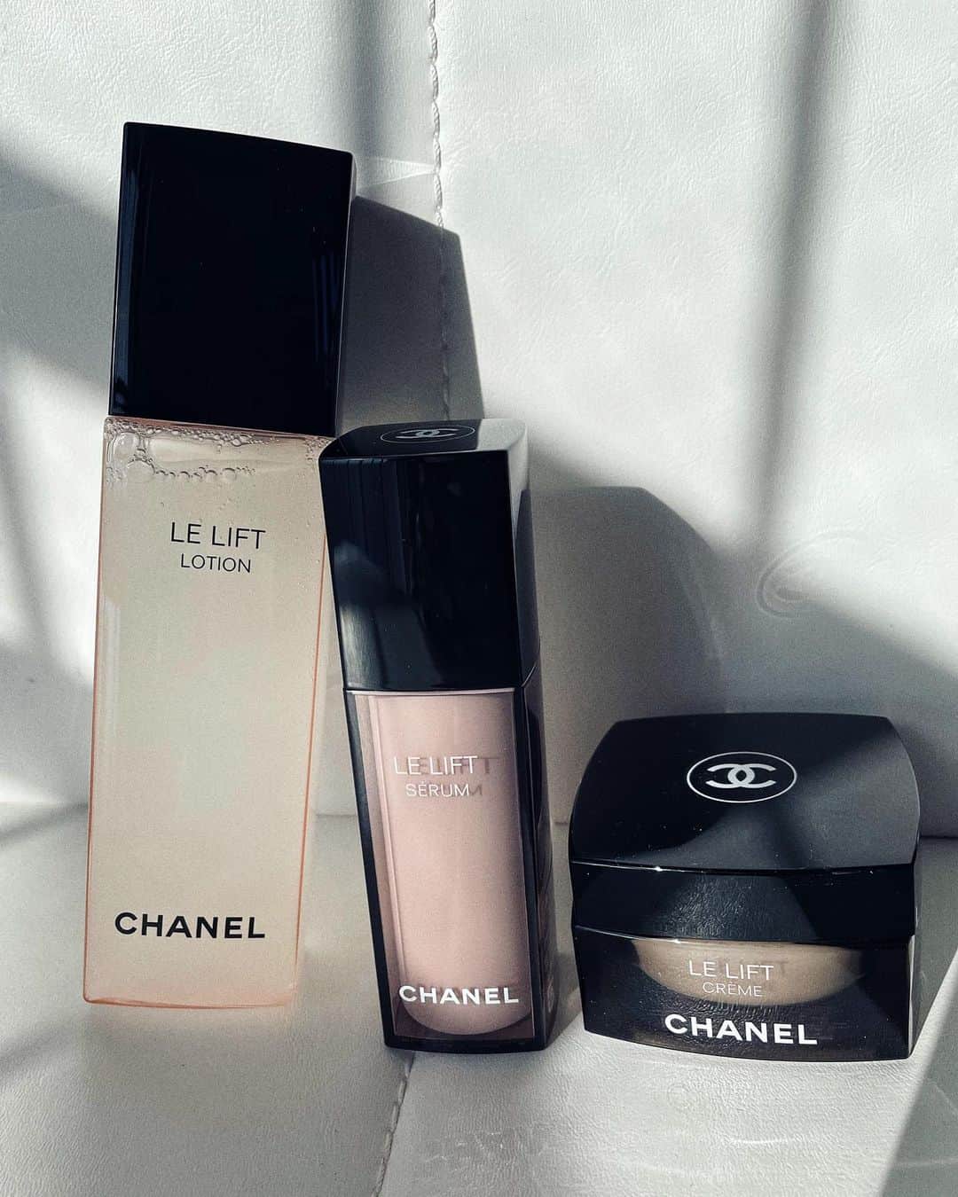 里海のインスタグラム：「嬉しいホリデイプレゼント🎁 ありがとうございます🥰  @chanel.beauty   １／８に新発売の スプリングサマーメークアップコレクション🌞💄  お花から🌼インスピレーションされた 明るくポジティブなカラーで  使うたびに楽しい気分になれそうです🥰  リフトローション🧴 スキンケアから楽しめる可愛いボトルも 魅力的💓  嬉しい😊😊 今日から一足お先に使ってみます🥰  #chanel #chanelmakeup #askforthemoon #chanelholiday @chanelofficial」