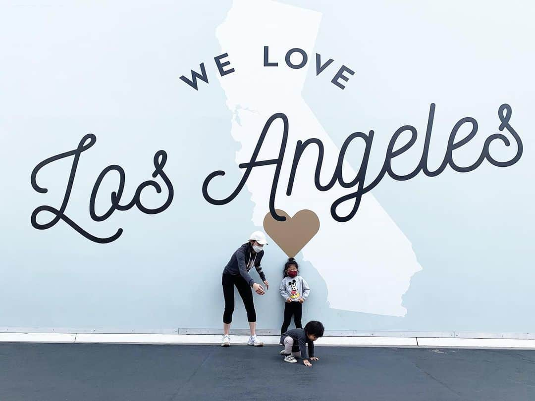 高木りなさんのインスタグラム写真 - (高木りなInstagram)「WE LOVE LOS ANGELES🌴✨ #momlife  長男くんがやっと(ほんのちょっとだけ)待てるようになったと思ったら、今度は次男くんの暴走が始まりました。 #一日中追いかけっこ   첫째가 이제야 (아주 조금)가만히 기다리고 있을 수 있게 됐는데... 이제 둘째가 도망가기 시작.. #하루종일쫒아다니기 . . #motherandson #motherhood #losangeles #california #daily #ママと息子 #やんちゃ #3歳 #1歳 #男の子ママ #育児日記 #엄마와아들 #형제 #두아들맘 #아들맘 #육아일상」1月7日 13時44分 - rinasvoyage