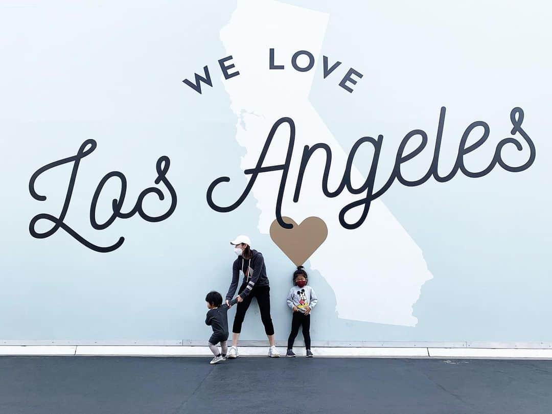 高木りなさんのインスタグラム写真 - (高木りなInstagram)「WE LOVE LOS ANGELES🌴✨ #momlife  長男くんがやっと(ほんのちょっとだけ)待てるようになったと思ったら、今度は次男くんの暴走が始まりました。 #一日中追いかけっこ   첫째가 이제야 (아주 조금)가만히 기다리고 있을 수 있게 됐는데... 이제 둘째가 도망가기 시작.. #하루종일쫒아다니기 . . #motherandson #motherhood #losangeles #california #daily #ママと息子 #やんちゃ #3歳 #1歳 #男の子ママ #育児日記 #엄마와아들 #형제 #두아들맘 #아들맘 #육아일상」1月7日 13時44分 - rinasvoyage