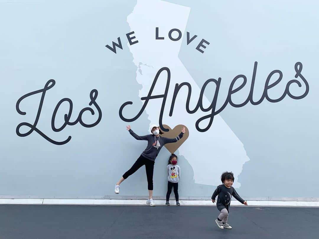 高木りなさんのインスタグラム写真 - (高木りなInstagram)「WE LOVE LOS ANGELES🌴✨ #momlife  長男くんがやっと(ほんのちょっとだけ)待てるようになったと思ったら、今度は次男くんの暴走が始まりました。 #一日中追いかけっこ   첫째가 이제야 (아주 조금)가만히 기다리고 있을 수 있게 됐는데... 이제 둘째가 도망가기 시작.. #하루종일쫒아다니기 . . #motherandson #motherhood #losangeles #california #daily #ママと息子 #やんちゃ #3歳 #1歳 #男の子ママ #育児日記 #엄마와아들 #형제 #두아들맘 #아들맘 #육아일상」1月7日 13時44分 - rinasvoyage