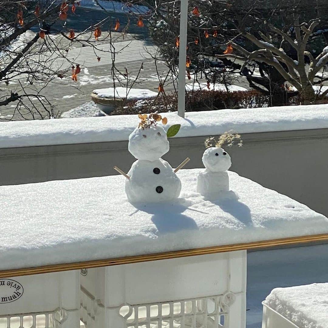 カン・ミンギョン のインスタグラム：「막냉이가 손꽁하면서 만든 기야운 눈사람 ⛄️🤍」