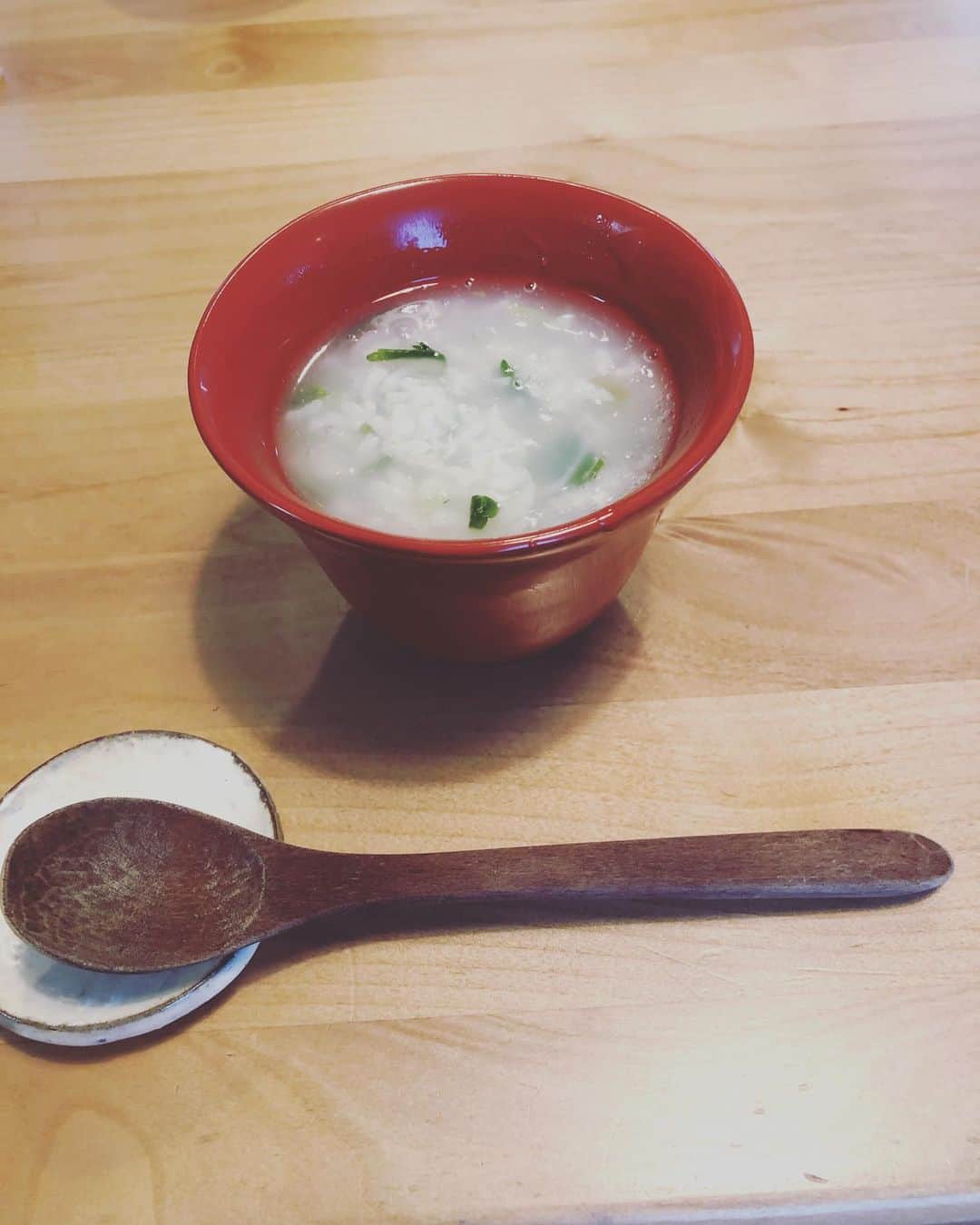 西山喜久恵さんのインスタグラム写真 - (西山喜久恵Instagram)「🐕 七草粥を作りました！ 1月7日(人日)の朝、七草の入ったお粥を食べると 一年間無病息災に過ごせるという事で、 ハルにもお裾分けです‼️ 家族揃って元気でいる事。 小さな目標ですが、一つ一つ気をつけて過ごしていきたいと思います。 #無病息災 #七草粥 #豆柴ハル #待て」1月7日 13時55分 - kikue_nishiyama