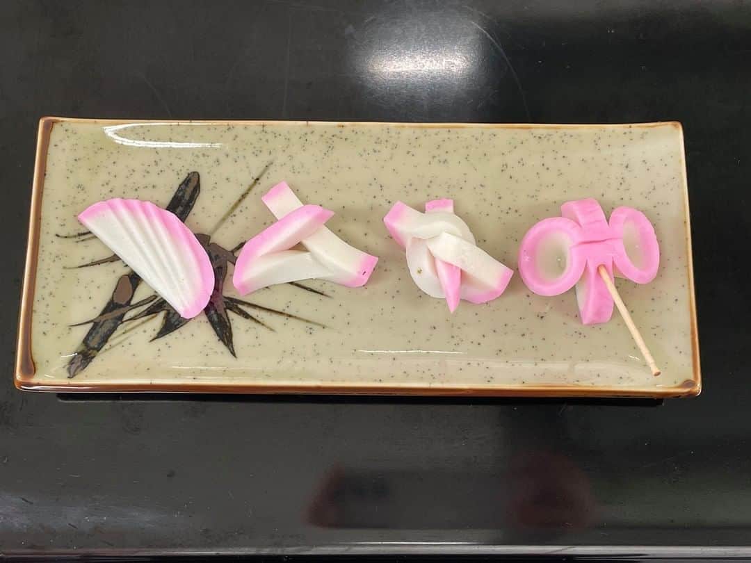 福岡女子短期大学さんのインスタグラム写真 - (福岡女子短期大学Instagram)「こんにちは、福岡女子短期大学です。 先日、健康栄養学科１年生「基礎調理学実習」では、飾り切りの実技試験が行われました。この日は日本料理の講師として、『海鮮処松月亭』より髙松先生による実演および調理指導を行っていただきました。 . 健康栄養学科に関する情報は、#福岡女子短期大学健康栄養学科←こちらのハッシュタグをご覧ください。 . =======[ お知らせ ]======= 福岡女子短期大学の資料（2021大学案内📕）を無料送付中です。プロフィールのリンクからお気軽に申し込みください🌟 ======================= 子ども学科/健康栄養学科 音楽科/文化教養学科 . 福岡女子短期大学 住所：‪‪‪‪福岡県太宰府市五条四丁目16番‬1号‬‬‬ tel：‪‪‪092-922-4034‬‬‬（代表） ． #福岡女子短期大学　#太宰府の短大　#福女短　#学校 #福岡の女子短期大学 #福岡女子短期大学健康栄養学科 #栄養士の卵 #栄養　#栄養教諭　#栄養教諭の卵　#調理実習」1月7日 14時00分 - fukuoka_wjc