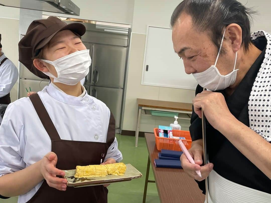 福岡女子短期大学さんのインスタグラム写真 - (福岡女子短期大学Instagram)「こんにちは、福岡女子短期大学です。 先日、健康栄養学科１年生「基礎調理学実習」では、飾り切りの実技試験が行われました。この日は日本料理の講師として、『海鮮処松月亭』より髙松先生による実演および調理指導を行っていただきました。 . 健康栄養学科に関する情報は、#福岡女子短期大学健康栄養学科←こちらのハッシュタグをご覧ください。 . =======[ お知らせ ]======= 福岡女子短期大学の資料（2021大学案内📕）を無料送付中です。プロフィールのリンクからお気軽に申し込みください🌟 ======================= 子ども学科/健康栄養学科 音楽科/文化教養学科 . 福岡女子短期大学 住所：‪‪‪‪福岡県太宰府市五条四丁目16番‬1号‬‬‬ tel：‪‪‪092-922-4034‬‬‬（代表） ． #福岡女子短期大学　#太宰府の短大　#福女短　#学校 #福岡の女子短期大学 #福岡女子短期大学健康栄養学科 #栄養士の卵 #栄養　#栄養教諭　#栄養教諭の卵　#調理実習」1月7日 14時00分 - fukuoka_wjc