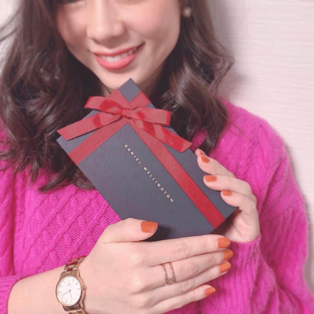 のインスタグラム：「𝚆𝚊𝚝𝚌𝚑♡︎ring♡︎ . . . 新しい一年を、新しいもので… 2021年…どんな年になるかな… どんな出会いがあるかな^ ^ ワクワクどきどき♡♡ . watch/ @danielwellington  ICONIC LINK:文字盤white  ring/ @danielwellington  ELAN DUAL RING:ローズゴールド  1/7まで、公式サイトhttps://www.danielwellington.com/jp/やDW直営店舗にて二点以上お買い上げで25％OFF【全品対象】 特別ギフトラッピングも無料提供 15％OFFクーポンコード↓【mayu0906】の併用でさらにお得   ＠danielwellington  #ダニエルウェリントン #DWニューイヤー」