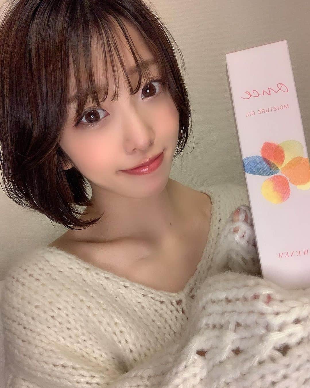 のインスタグラム：「. . . .  【ご紹介】  #onceモイスチャーオイル  なんと！ このモイスチャーオイルは スタイリングもケアもどっちも できる商品なんだって🐩💓  全国でも限られた美容師さんから しか購入ができないらしいです！ みずほはいつもお世話になってる @koyo_fukuda から 紹介していただきましたー✨ こーさんすごい₍₍ ◝(●˙꒳˙●)◜ ₎₎  気になった方はこーさんに DMしてみてくださいなー！！ タグ付けから飛んでね🦘🌟  ジョーマローンの香水に 似た良い香りがするよお💕  みずほも実際に使ってみて 本当に良いなと思ったので リピートしていこうと思う！！ かなりオススメなので是非ー💕  プレゼントでも喜ばれると思います🎁  購入専用のQRコードも 画像二枚目に貼っておくから スライドしてみてね♪♪  下に詳細載せておきますね🐥🐥  ▼  once モイスチャーオイル ¥3500+TAX  スタイリングケアアイテム  サロン専売品ではなく 美容師専売品 (ネットや薬局でも×)  こんな方にオススメ⭐︎  ・くせ毛を解消したい  ・髪のパサつきやうねり気になる  ・毛先のまとまりが欲しい     そんな悩みを持った方に ピッタリのスタイリング剤！  内容成分が修復効果があり、 使い続けるほど髪が扱いやすくなります。  【購入方法】 専用のWEBサイトor店頭での販売 ▶︎こーさんにDMしてみても🙆‍♀️  ※残りわずか ※売り切れ次第、予約販売 (好評で在庫切れのため次回入荷は3月中旬予定)  #スタイリングケア #くせ毛専用 #くせ髪卒業 #美容師さんに相談しよう #ONCE #HAIR #Birth #ヘア #バーム #ミスト #オイル #おうちで美容室 #恵比寿 #東京 #艶髪 #美髪 #髪質改善 #アウトバストリートメント #スタイリング剤  #艶 #サラサラ #艶髪チャージ #山好き美容師 #代官山 #透明感 #ワンス #恵比寿美容室 . . .」