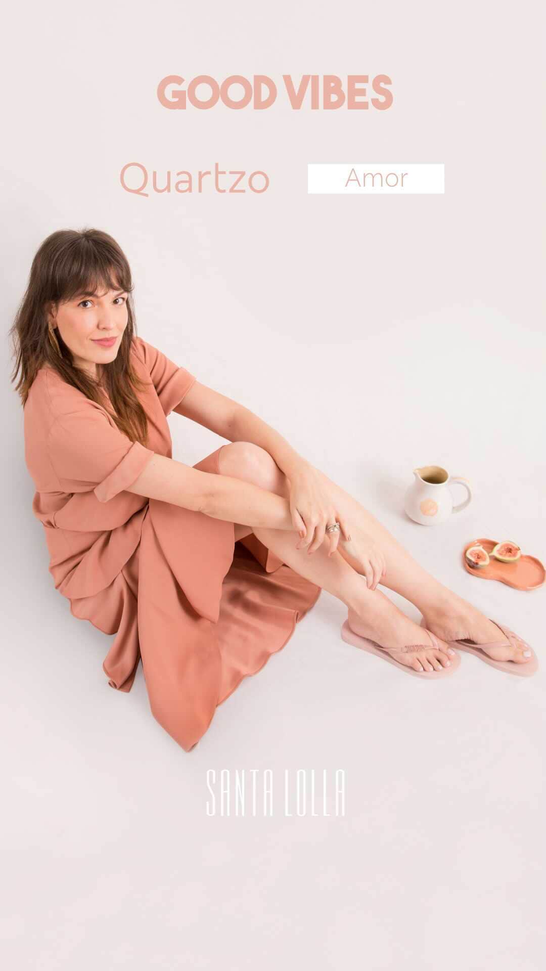 Santa Lollaのインスタグラム：「O rosa é feminino e delicado, assim como a @biaperotti. O significado dessa cor também não poderia ter outra mensagem: Love is all we need! [ flip flop: R$69,90 • bolsa: R$159,90 ] #santalollaverao21 #goodvibes #colors #flipflop #quartzo」
