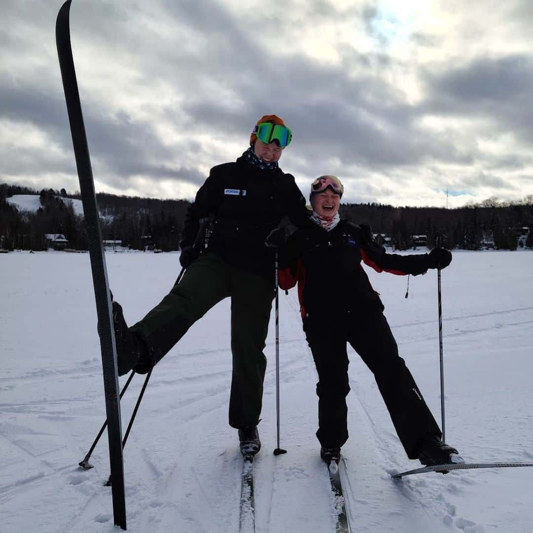 ヘイリー・ベルのインスタグラム：「Goofing around while trying to cross country ski ❄️🎿」