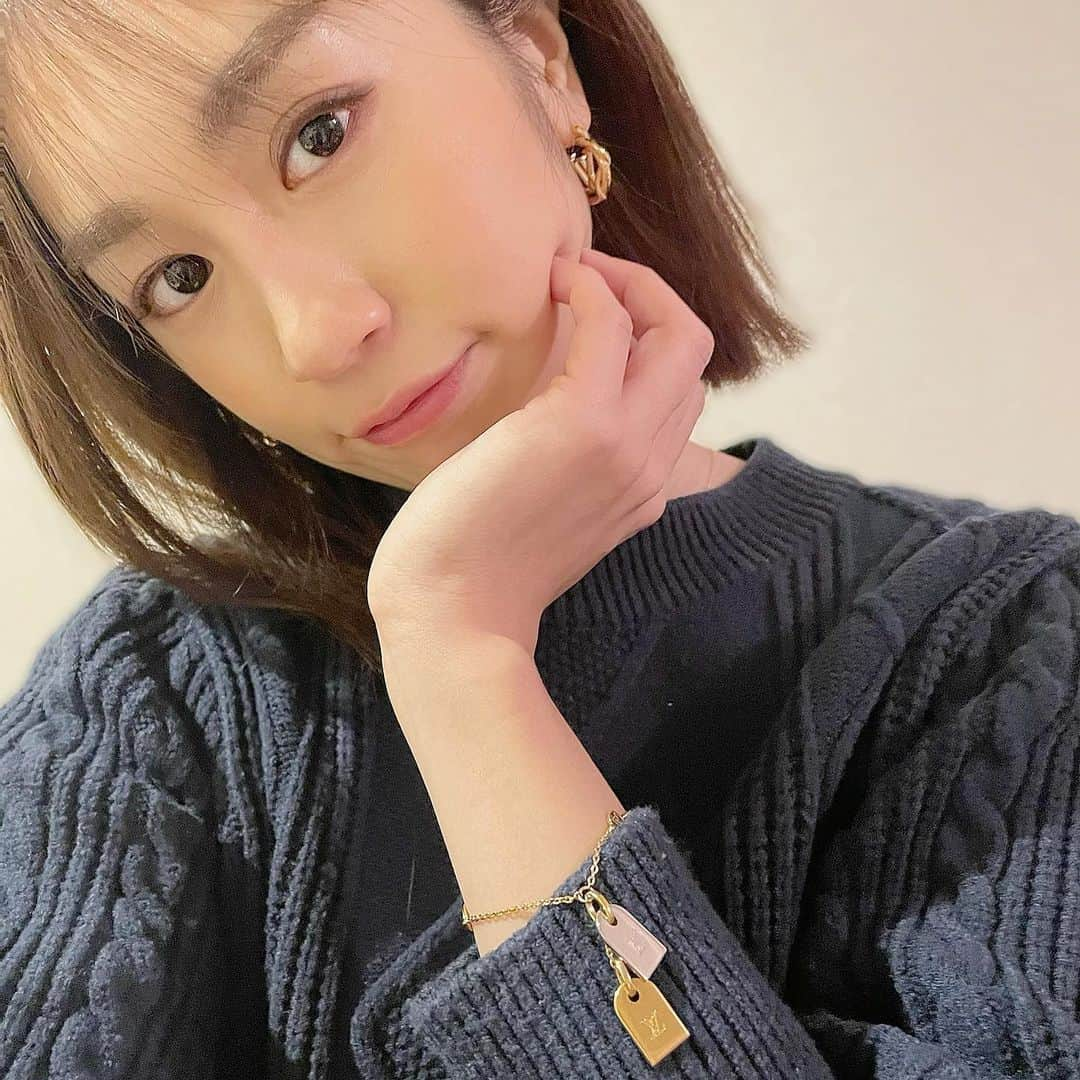 山上綾加のインスタグラム：「たくさんのコメント ありがとうございました！  こうして引退をしても 繋がれるツールがあるのは 素敵だと思います。  悔いのない人生を みなさんまた一緒に歩んでいきましょうね！  これからのInstagramは、 自分の思う心を更に、 素直に解き放っていきたいと思います！  2021年開幕。  #2021 #感謝 #攻め  #仕事コーデ #韓国コーデ #オフィスメイク」