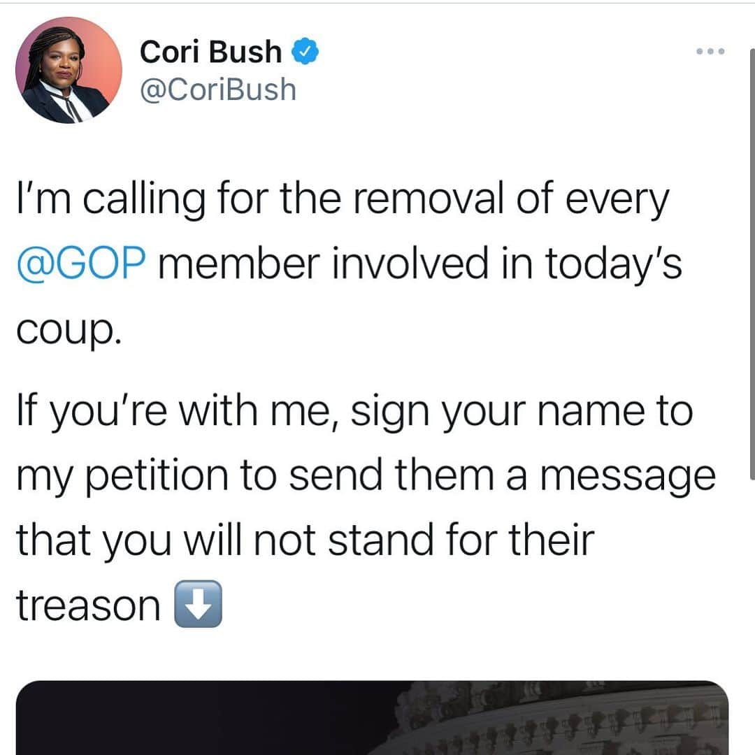 キャメロン・ラッセルのインスタグラム：「LINK IN BIO & accurate reporting in stories. That a White militia at the behest of the president ran a failed coup yesterday, that almost no arrests were made, that this murderous treasonous president still has nuclear codes is beyond wrong, its more and more dangerous every minute. The need to dismantle White supremacy, the police, and disempower all of those who made yesterday’s violence possible is most urgent work. THANK YOU @coribush for your leadership.」