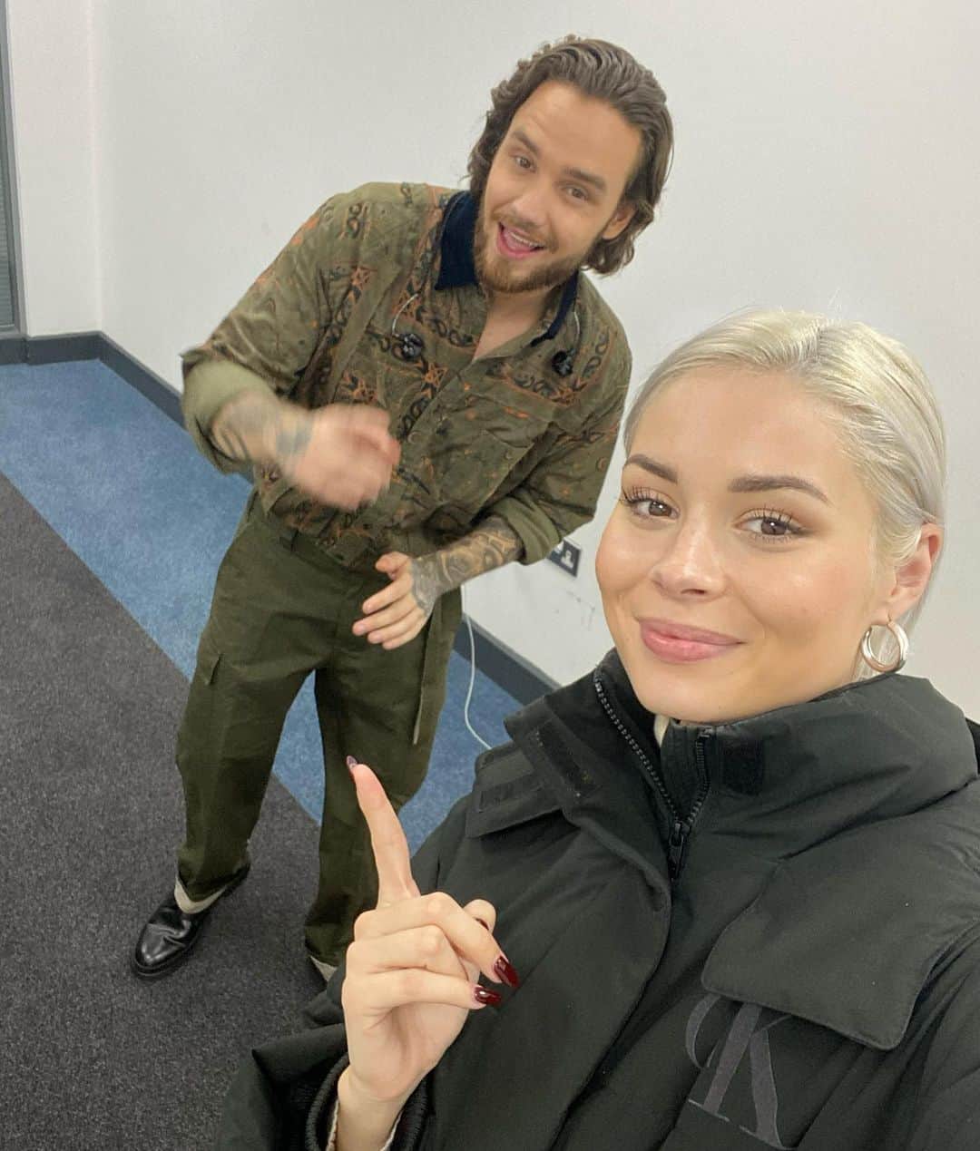 ニーナ・ネスビットのインスタグラム：「ok so I know it looks like I met @liampayne in an office and begged him for a photo ☝🏼 but I’m very excited to let you all know he actually invited me to perform at his LP show THIS Saturday and I can’t wait for you to see it! ✨ grab a ticket on the link in my story for access 🔒」