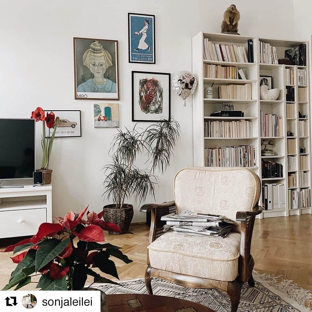 IKEA Austriaさんのインスタグラム写真 - (IKEA AustriaInstagram)「So lässt sich's lesen! 📚 Das BILLY Regal von @sonjaleilei lädt zum Schmökern ein. #IKEAat #Regram  // BILLY Bücherregal mit Aufsatzregal, weiß € 94,99  #IKEA #BILLY #Bücherregal #entspannen #lesen #reading #Wohnzimmer #livingroom」1月8日 1時00分 - ikeaaustria