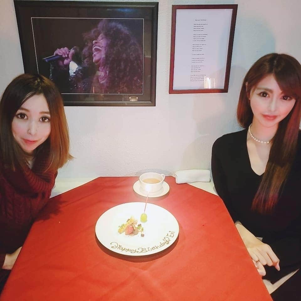 桃瀬えりなのインスタグラム：「お誕生日お祝い🎂🌟今年もありがと💋  #birthday #恵比寿 #ソウルドレッシング #お祝いありがとう #仲良しちゃん #鉄板焼 #グルメ #コース料理 #美味しい」