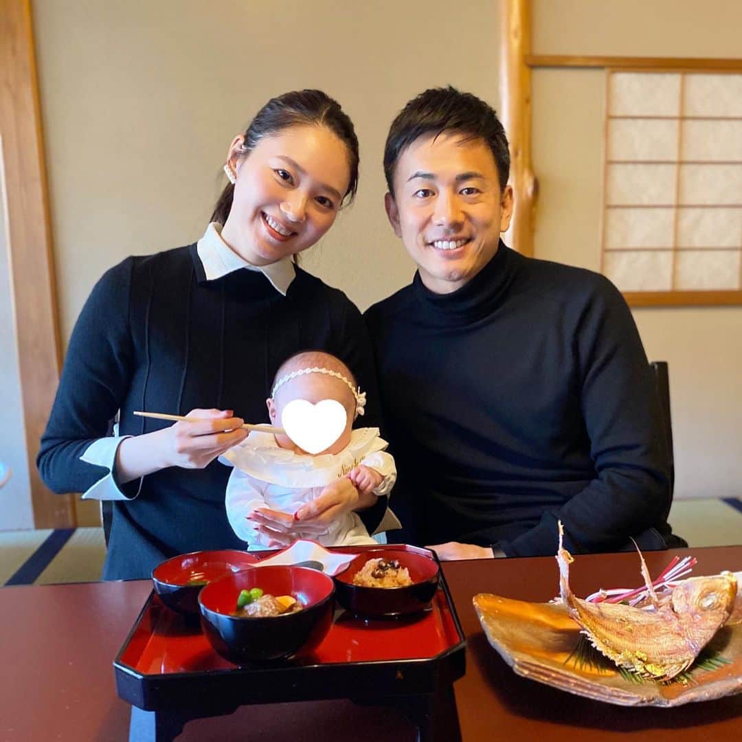 橋本まゆのインスタグラム：「お食い初め👶🏻🥢﻿ ﻿ 2020.12.30に100日を迎えました﻿ 娘ちゃんおめでとう〜🎈﻿ ﻿ 一生食べ物に困りませんように﻿ これからもすくすくと成長し﻿ 丈夫な歯が生えてきますように﻿ ﻿ 無事に100日を迎えられ 支えてくれる夫、家族に感謝です♡﻿ ﻿ お祝いで頂いたスタイがめっちゃ可愛い💓 #100日祝い#お食い初め﻿ #生後3ヶ月#3manths﻿ #女の子ベビー #女の子のママ#新米ママ﻿ #赤ちゃんのいる生活」