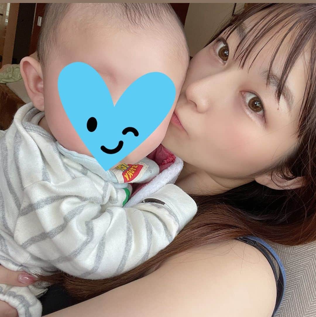 Mitoのインスタグラム：「. . . . 最近は産後の抜け毛がすごいです。 まだハゲてるわけではないけど 掃除がとにかく大変😅 掃除しても掃除してもキリがない🙄 ヘアブラシ、排水溝、部屋、枕😅 . でも我が子が元気で育ってくれるなら 自分の髪の毛がいくらでも抜けてもいいよね🤭笑 . . #産後抜け毛問題」