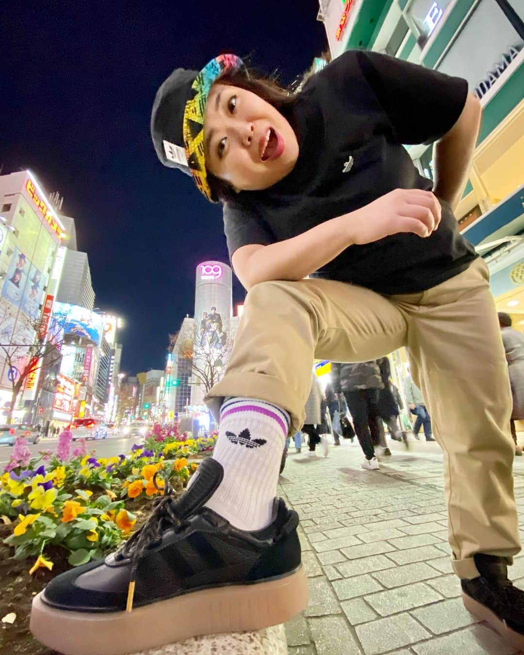 のインスタグラム：「Adidas × IVY PARK SUPERSLEEK 72 WOMENS LIFESTYLE SHOE (ブラック) ビヨンセとアディダスのコラボ第2段、 マークゴンザレス シュムー ロゴT(ブラック)、 チノパン(ベージュ)、ハット(ブラック)、ソックス(ホワイト)  #adidas #adidasoriginals #adidasxivypark #adidasivypark #beyonceivypark #アディダス #アディダスオリジナルス #adidassox #adidasmarkgonzalez #markgonzales #スニーカー女子 #スニーカー #tokyo #shibuya #japan #ファッション #アディダスivy #アディダス大好き芸人 #アディ子 #ivypark #ivyparkxadidas #dinagonmitsuko #iloveadidasoriginals #streetfashion #ストリートファッション #beyonce #大納言光子アディダスコーデ @adidasoriginals @weareivypark  photo by @honomiddd」