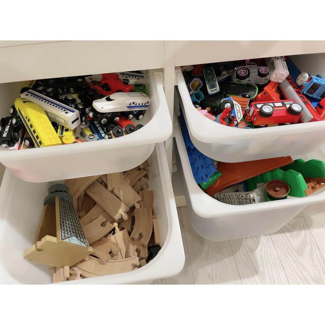 川崎希さんのインスタグラム写真 - (川崎希Instagram)「新しいおもちゃ収納棚🤍  アレクが組み立ててくれたよん  IKEAので種類ごとに綺麗に分けられていいかんじ😍😍😍  #おもちゃ収納 #電車だらけ」1月7日 23時38分 - kawasakinozomi