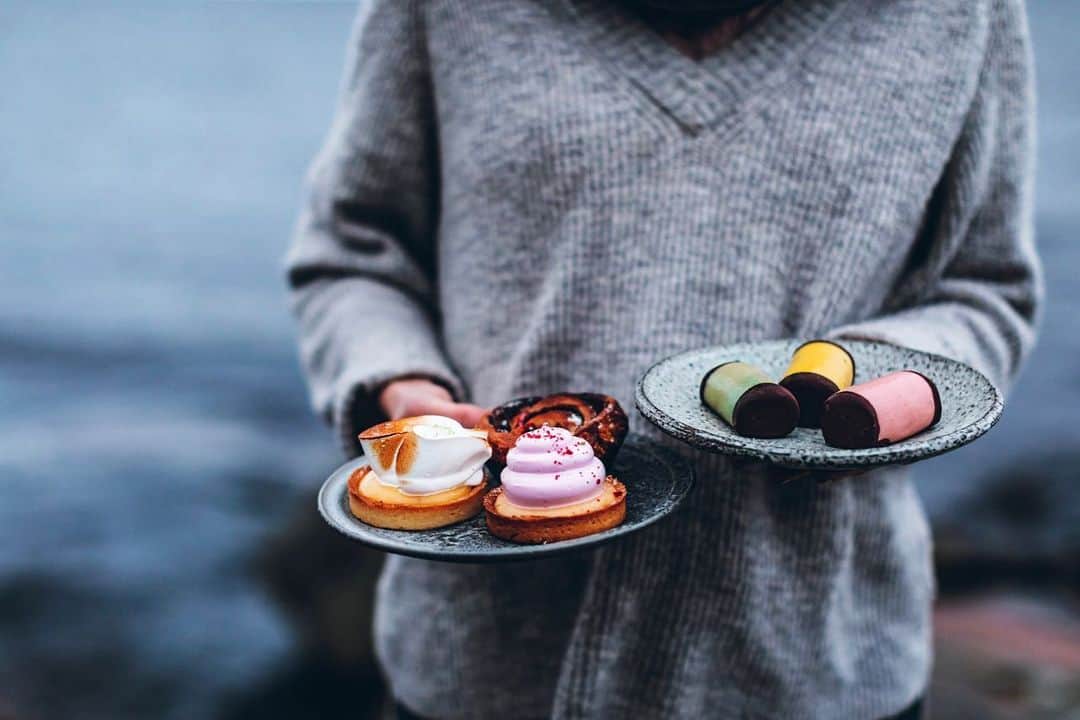 Linda Lomelinoのインスタグラム：「A Fika Roadtrip through Halland - The first of the two videos I made for @visitsweden is now up on my Youtube (the short version! Long versions can be found on Visit Sweden’s youtube). Thanks to my friend @yogamedemelie for helping me drive, eat, hold things and for taking a dip in the freezing cold ocean 🌊 We also visited @danlarn to watch him make bread and buns and everything was so delicious. Swipe to see the video or watch it through the link in my profile. #visitsweden #visithalland」