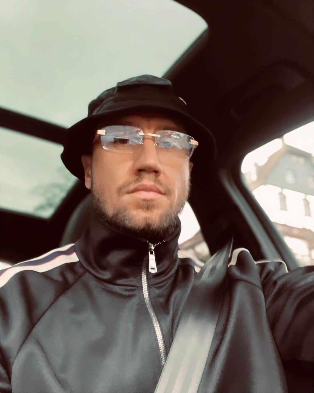 エルミン・ビチャクチッチのインスタグラム：「If you have a problem with me, call me. If you don’t have my number then that means you don’t know me well enough to have a problem. #potd」