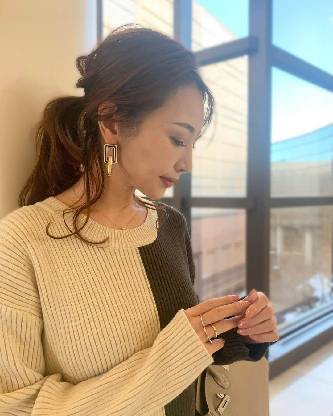 Yumiko Obaさんのインスタグラム写真 - (Yumiko ObaInstagram)「今日は凍えるほど寒かったなぁ🥶 外の方が実物により近い色合いで撮れるから、なるべく屋外で撮るようにしているんだけど今日はとても無理でした🥶🍃🥶 * * 今日付けているのは、スタイリッシュな魅力でモードライクなファッションにもハマる洗練されたコンビピアスとリング✨🌿⛓ * * シルバー×ゴールドなので、他に合わせるアクセやbagの金具なども選ばずとても使いやすいんです😉🎶 シルバー金具のバーキンは、ゴールドのアクセサリーが多い私には合わせにくいなぁと思っていたのがこれで解決😉🆗👍 * * * * * ____________________________________________________💐 ❤︎stylepoint❤︎ 即納品、SALE品のみでご購入下さると 即日発送🔜🔜🔜🛒🛍📦🏠 * * 予約商品と一緒にご購入されますと、予約商品が揃ってからの発送になります⚠️⚠️⚠️ * * 別発送をご希望の場合はこちら💁‍♀️ ⬇️ ⬇️ info＠stylepoint.jp お気軽にお問い合わせください☺️💖 ____________________________________________________💐 * * * * * ____________________________________________________💐 🛍postへのタグ付けからshop NOW🛒❣️ ✈︎✈︎✈︎商品ページにすぐに飛べるようになっています。 プロフィールにはshopへのリンクがございます🌟 💌お問い合わせはメールにてinfo@stylepoint.jp ____________________________________________________💐  #大人コーディネート #大人コーデ #大人女子 #大人ファッション #大人カジュアル #大人カジュアルコーデ #大人女子コーデ #ファッション #コーディネート #今日のコーデ #本日のコーデ  #アクセサリー #accessory #💍 #手元コーデ #手元倶楽部 #耳元倶楽部 #birkin25  #七草粥 #春の七草 #人日の節句 #お粥 #せり鍋  #アラフォーコーデ #アラフォー #アラフィフ #アラフィフコーデ #アラフォーファッション #綺麗めコーデ  #セレクトショップ  https://stylepoint.jp」1月7日 23時46分 - stylepoint_jp