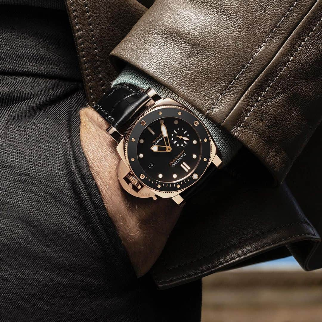 オフィチーネ パネライさんのインスタグラム写真 - (オフィチーネ パネライInstagram)「The gold standard in winter indulgences has arrived.   The remarkable Submersible Goldtech™️ 42mm #PAM974 is the ultimate modern luxury watch.   #Panerai #沛纳海 #GoldWatch #Submersible #PaneraiSubmersible #DivingWatch #Horology #watches #LuxuryWatch」1月7日 23時48分 - panerai