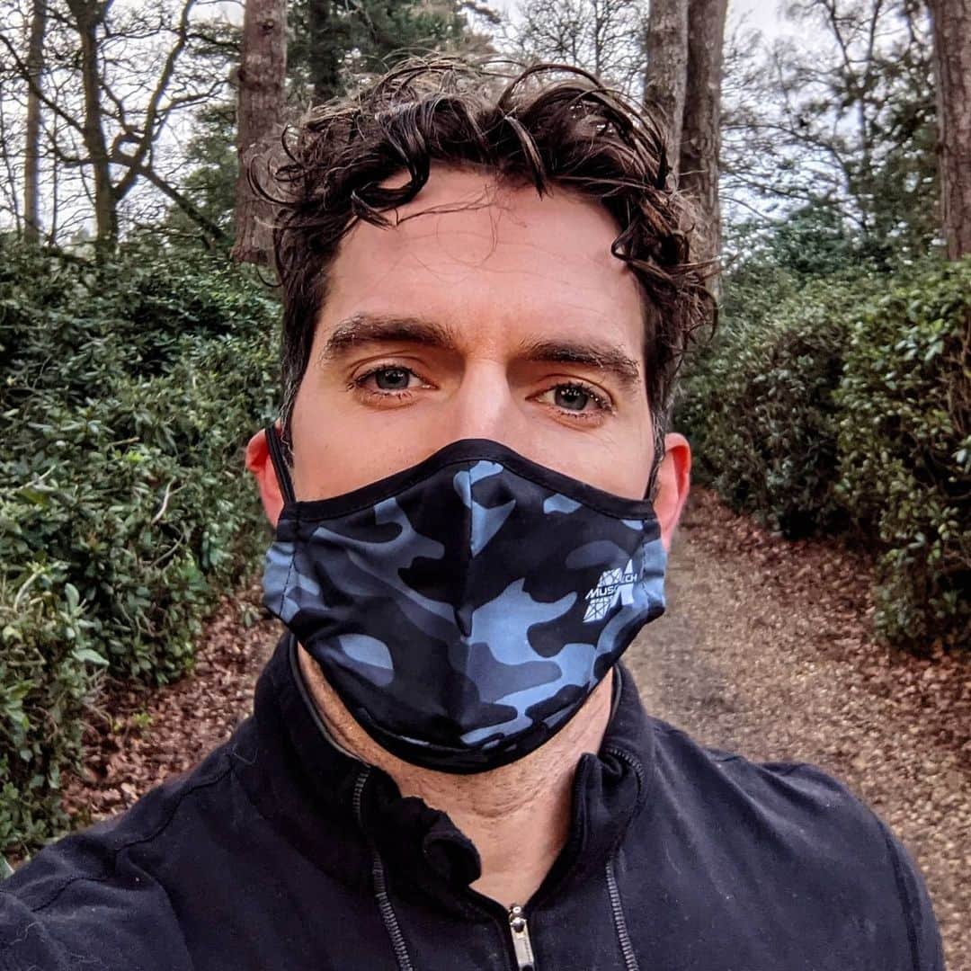 ヘンリー・カヴィルのインスタグラム：「We are in lockdown here the UK so I'm using my once a day outdoor exercise to go for my first jog since my hamstring injury! (More on that another time). It wasn't fast, and it certainly was far, but it has been a major step in my recovery, and my first step to getting back into the groove after a Christmas that may have involved more than a few cups of mulled wine, and an exceptionally fat Turkey. #Lockdown #Recovery #WorkingOffTheChristmasCheers」