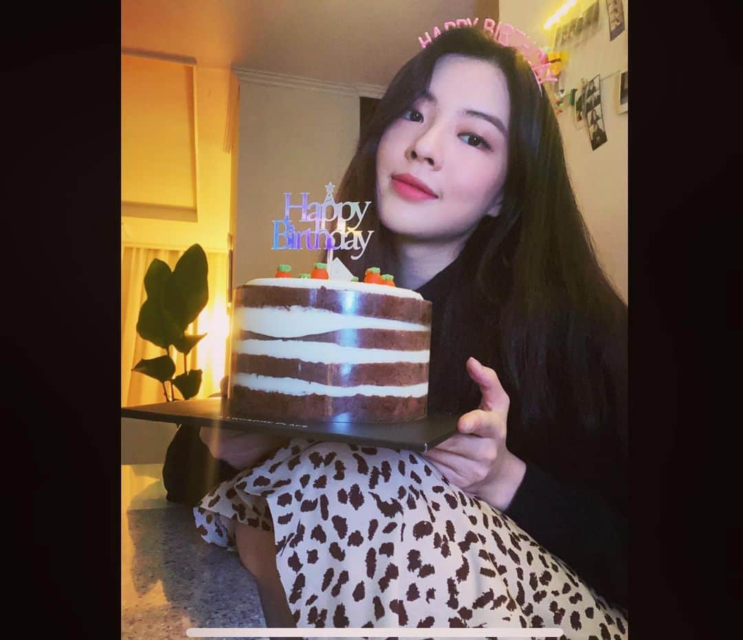 イ・ソンビンさんのインスタグラム写真 - (イ・ソンビンInstagram)「2021.01.07 My birthday💋  행복으로 가득하게 채워줘서 감동이고 모두 고맙고 내가 보답할께요 내사랑덜😭🎂  올릴꺼 너무많아 정리도 안되는중이야아아🙈❤️ 울해콩이들 축하 인증샷 찍고 고르고 또 찍고 고르는중😆」1月7日 23時54分 - sunbin_eyesmag