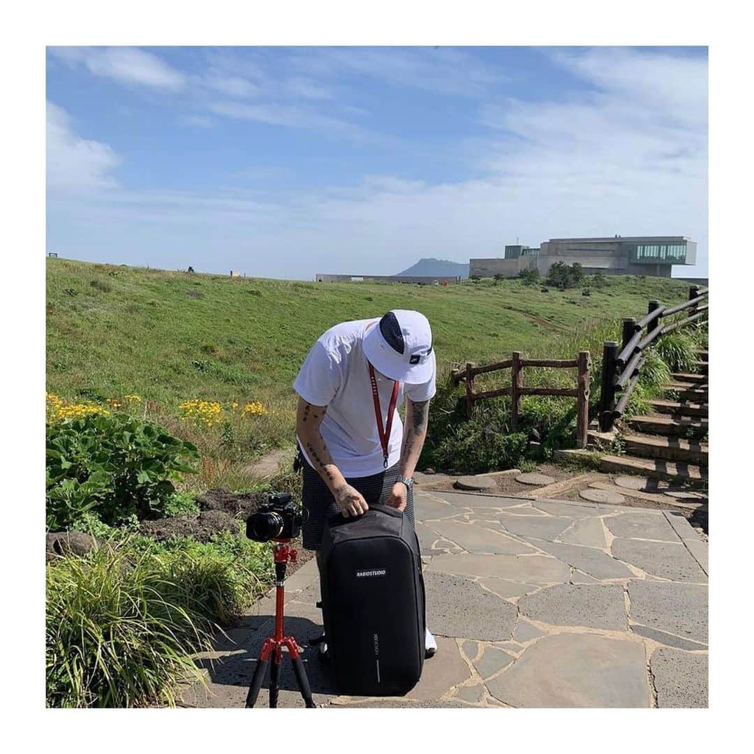 XD Designさんのインスタグラム写真 - (XD DesignInstagram)「Bobby Duffle is one of our “large capacity” bags —— It can hold up to 30 liter and is especially useful as #weekendbag or how @rabidstudio uses it: as camera gearbag! 📸💪 ⠀⠀⠀⠀⠀⠀⠀⠀⠀ ⠀⠀⠀⠀⠀⠀⠀⠀⠀ ⠀⠀⠀⠀⠀⠀⠀⠀⠀ ⠀⠀⠀⠀⠀⠀⠀⠀⠀ ⠀⠀⠀⠀⠀⠀⠀⠀⠀ ⠀⠀⠀⠀⠀⠀⠀⠀⠀ ⠀⠀⠀⠀⠀⠀⠀⠀⠀ ⠀⠀⠀⠀⠀⠀⠀⠀⠀ ⠀⠀⠀⠀⠀⠀⠀⠀⠀   #MadeforModernNomads  • • • #xddesign #xddesignbackstory #xddesignbobby #bobbybackpack #bobbyduffle #antitheftbag #dufflebag #antitheftbackpack #travellifestyle #camerabag #camerabackpack #photooftheday #modernnomad #gotyourback #keepexploring #stayconnected #travelbuddy #travelgear #digitalnomad #global_people #travelsafe #digitalnomadlife #everydaytravel #gearbag #thetraveltag #smartbag #smarttravel #korea」1月7日 23時54分 - xddesign