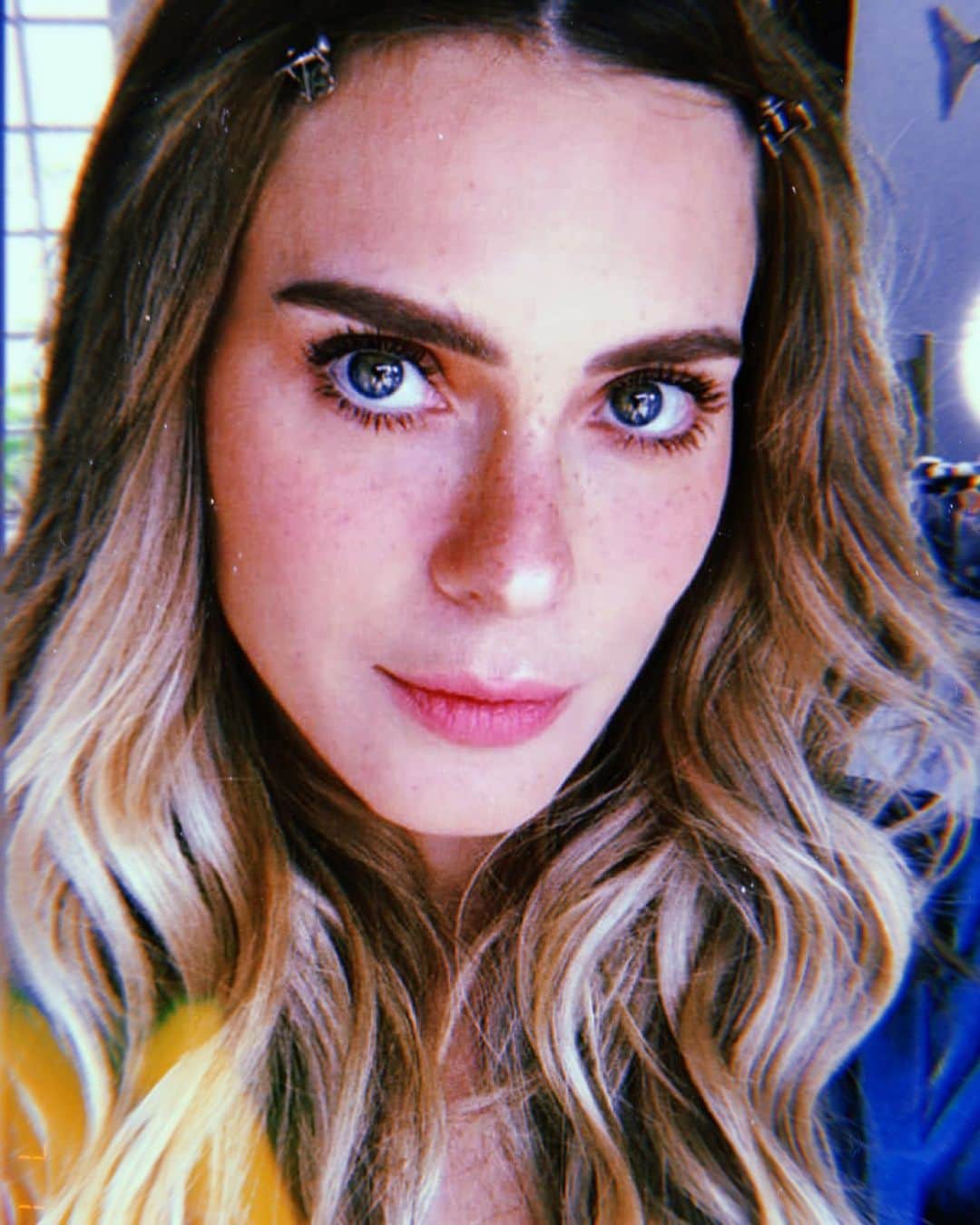 カロライナディークマンのインスタグラム：「#tbt do ano q passou makeupeada pela fadinha @cleidearaujo pra gravar #encontrocomfatimabernardes ... 🤍」