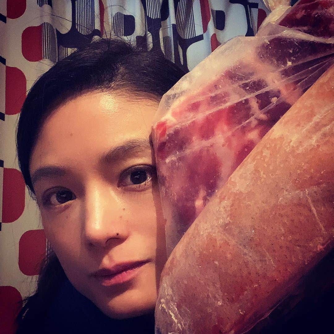 青山志穂さんのインスタグラム写真 - (青山志穂Instagram)「沖縄のおうちに戻ってきて数日。  ありがたいことに、 沖縄にいることが少なくてレアキャラだからなのか、 おうちにいる時に 時々差し入れをいただきます  本日は  西表島産の猪肉の塊！  ありがたくご馳走になります😋  さて、 シンプルにスライスして焼くもよし 塩釜焼きにするもよし 塩豚ならぬ塩猪にするもよし もちろんラードで炒飯は必須  どういただこうか 嬉しい悩ましさです  #感謝 #差し入れ #西表島 #猪肉 #イノシシ #ジビエ #島ジビエ #もちろん塩で食べる #今更だけど #あけましておめでとうございます #今年もよろしくお願いします」1月8日 0時03分 - shiho_aoyama_