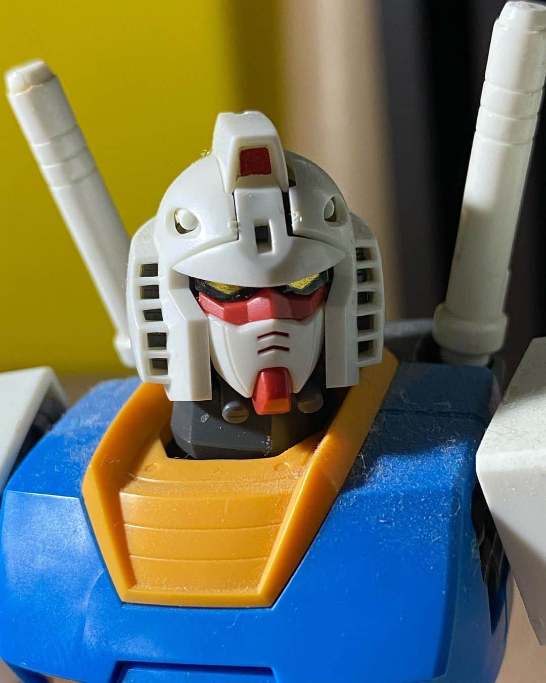 のインスタグラム：「ふと憶い出した。昔作ったガンプラのガンダムの頭に付いてるV字アンテナ、気付くといつもはずれている。なんなら折れたり、無くなったりする。V字アンテナが頭についてないガンダムなんかかっこ悪いんだけど、だからってどうすればいいのだ？わざわざどうしようとも思わないんだけど、なんか哀しい。」