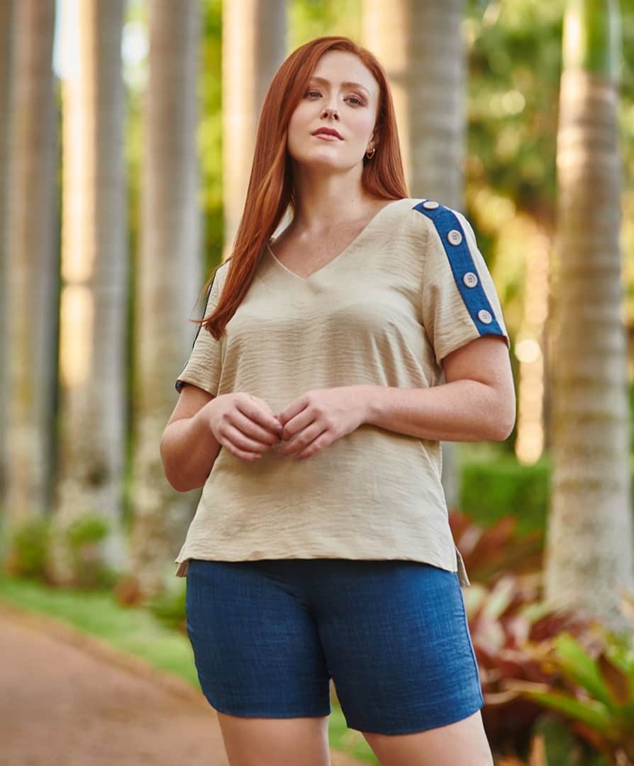 DECÊNCIAのインスタグラム：「Um conjunto prático, atemporal mas ao mesmo tempo cheio de estilo. Os botões na manga tira a blusa do lugar comum e a textura do tecido garante uma produção cheia de personalidade. #decencia #plussizeatacado #modaplussize #plussizeonline」